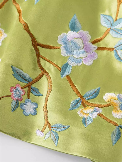 Luxuriöser Damenmantel mit Blumen- und Schmetterlingsstickerei